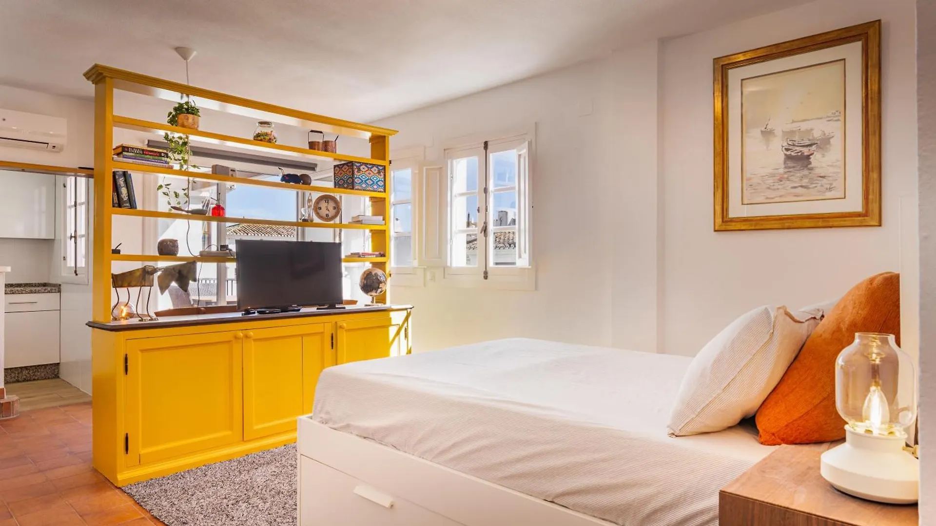 Duquesa Port Studio Apartment - Bright Sunlit Terrace location